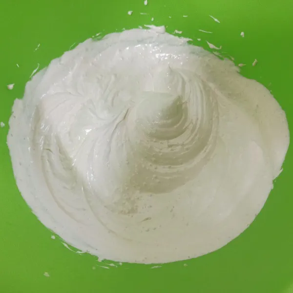 Mixer dengan kecepatan tinggi telur, gula dan SP sampai putih dan mengembang.