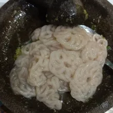 Lalu masukkan kerupuk rebus, aduk rata.