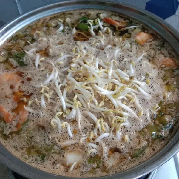 Kemudian masukkan tauge masak sebentar ± 1 menit. Matikan api.