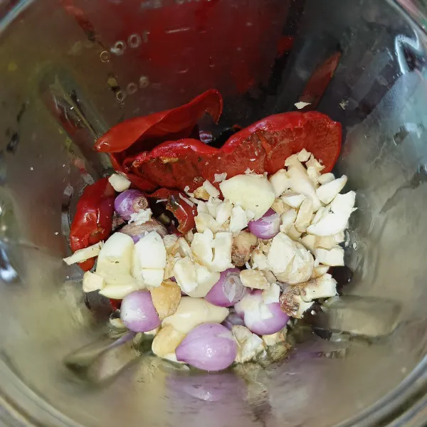 Masukkan cabai rebus, bawang merah, bawang putih, jahe, kemiri dan pala ke dalam blender, lalu blender sampai halus.
