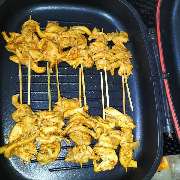 Panggang sate jamur pakai teflon atau bakar pakai arang. Olesi minyak goreng, lalu bolak balik sampai matang. Matikan kompor dan sate jamur siap untuk disajikan.