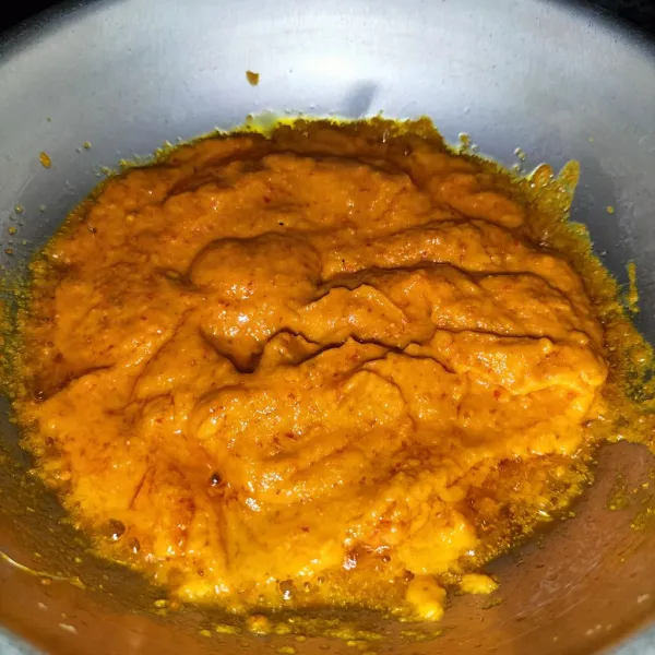 Tumis bumbu kemudian beri garam, gula, dan penyedap. Lalu aduk rata sampai matang, koreksi rasa dan matikan kompor.