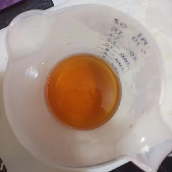 Didihkan 200 ml air, lalu seduh teh, tunggu hingga teh mulai pekat.