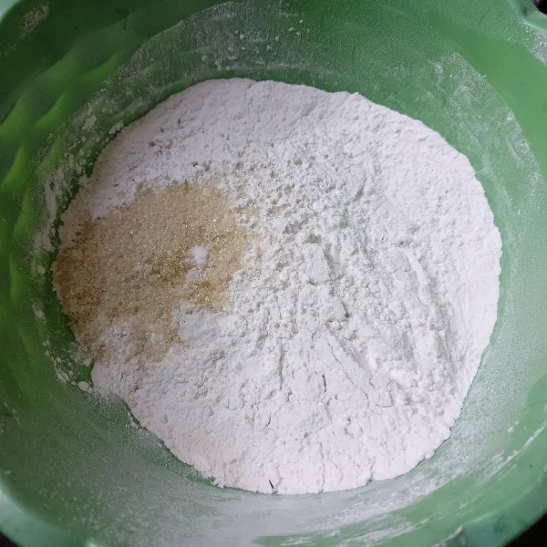 Campur tepung terigu, tepung beras, tepung maizena, gula pasir dan garam.