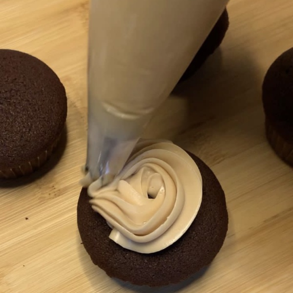 Taruh cream di atas cupcakes. Chocolate cupcakes pun bisa dinikmati.