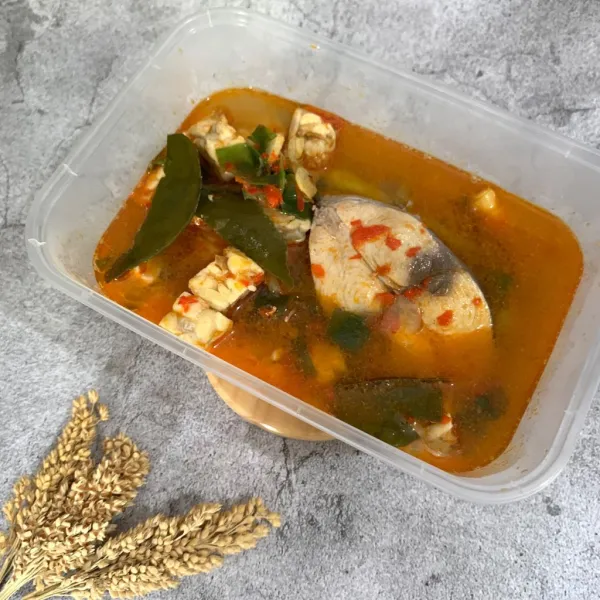 Potong tempe sesuai selera masukkan ke teflon beri garam, gula, dan kaldu jamur. Koreksi rasa. Siap disajikan.