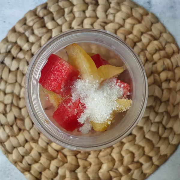 Masukkan belimbing, semangka dan gula pasir ke dalam blender.
