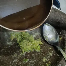 Kemudian tuang minyak panas, aduk rata.