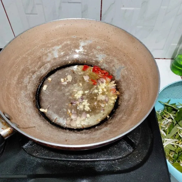 Tumis duo bawang hingga harum lalu masukkan cabe iris.