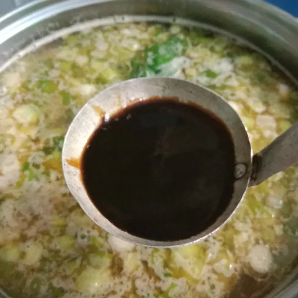 Tambahkan kecap manis dan udang yang sudah dihilangkan bagian kepalanya. Koreksi rasa.
