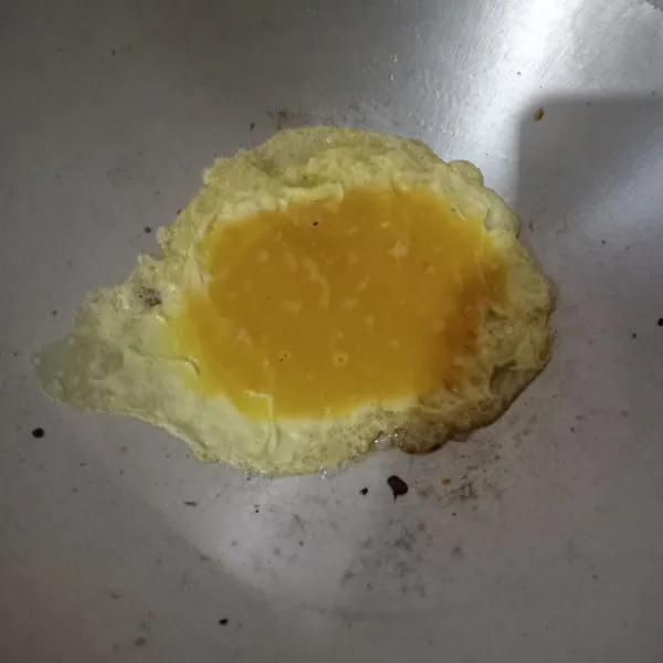 Goreng telur dadar.