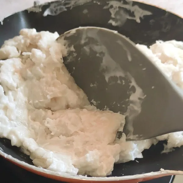Angkat adonan kemudian tambahkan tepung tapioka.