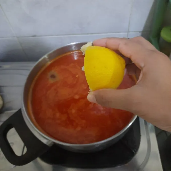 Tambahkan perasan lemon, lalu masak kuah asinan sampai mendidih, kemudian matikan api, dan biarkan hingga dingin.