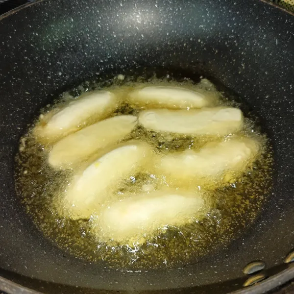 Goreng pisang sampai matang dan sedikit kecokelatan.