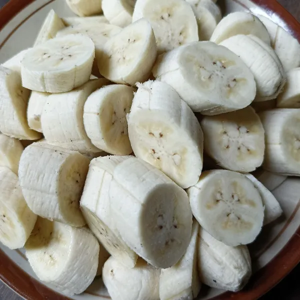 Kupas pisang dan potong-potong.