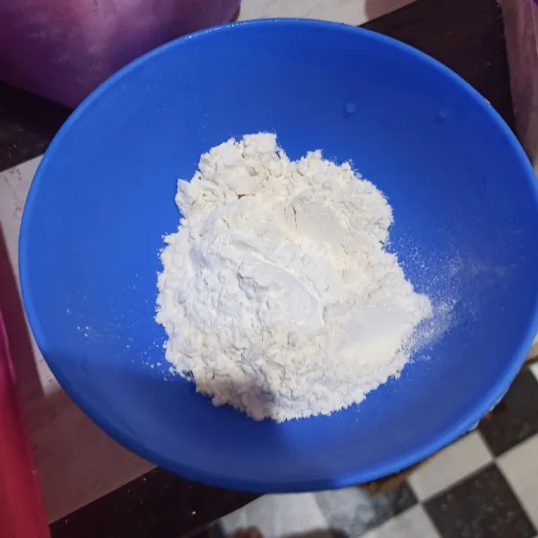Campur tepung terigu dan tepung beras.