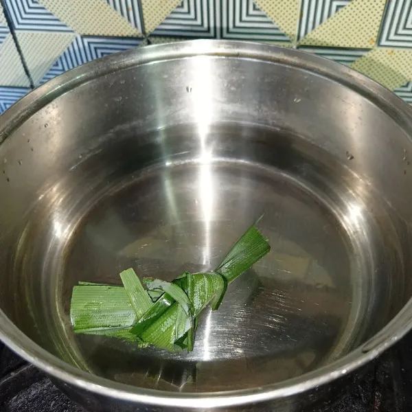 Rebus air dan daun pandan.
