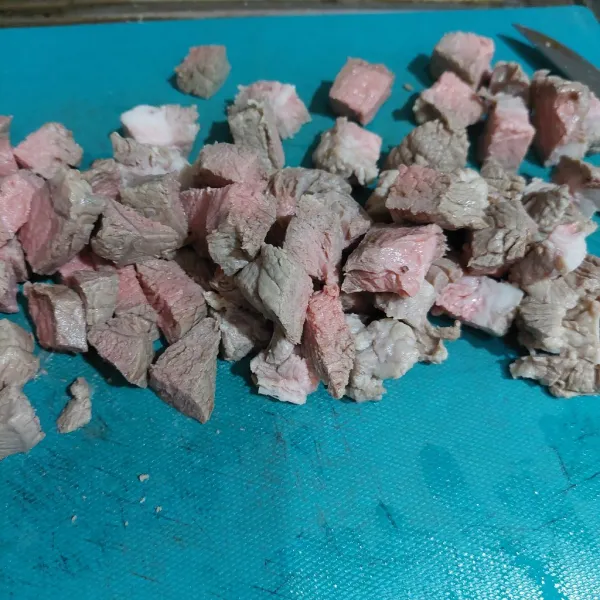 Potong kotak-kotak daging, lalu masukkan ke air rebusan daging, sisihkan.