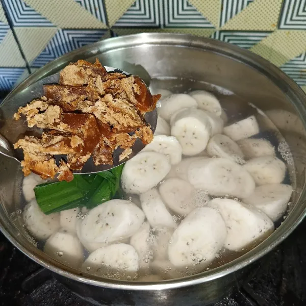 Kemudian masukkan gula merah, gula pasir dan garam.