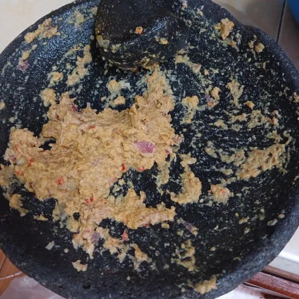 Uleg semua bumbu halus. Sisihkan.