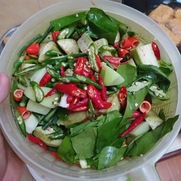 Potong-potong dan cuci bersih bahan sayur. Sisihkan.