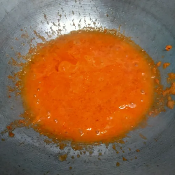 Panaskan minyak masukkan bumbu halus beri garam, gula pasir, dan merica bubuk.