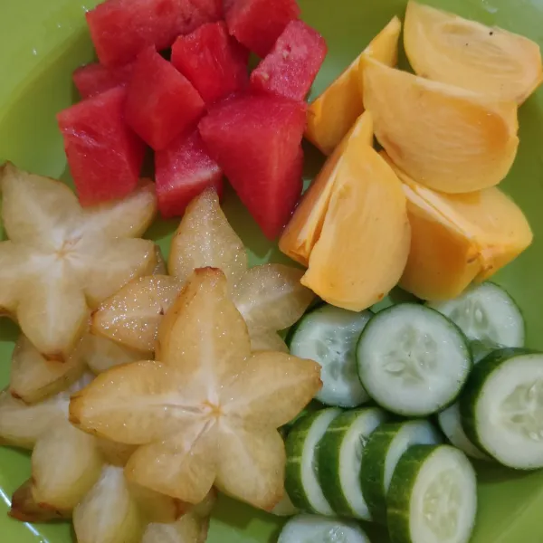Siapkan belimbing, timun, kesemek dan semangka.
