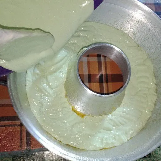 Olesi baking pan dengan margarin, tuang adonan. Saya memakai baking pan uk.28