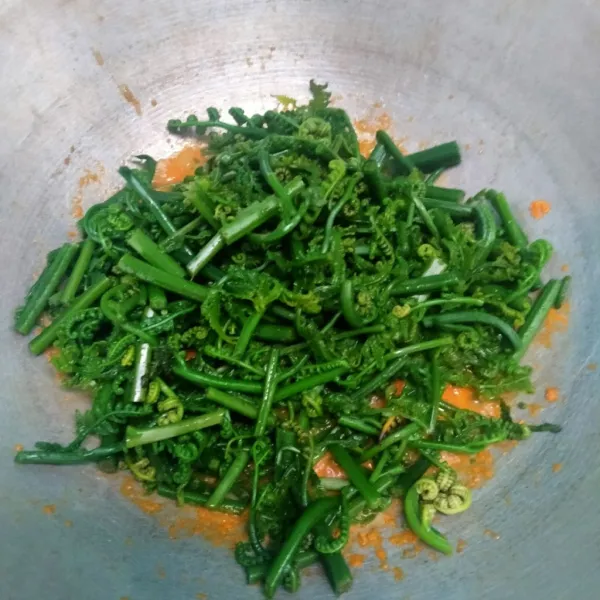 Masukkan sayur pakis.
