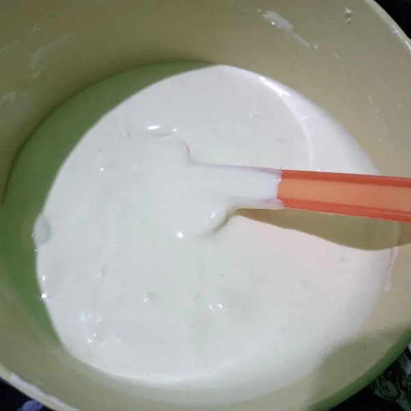 Masukkan susu cair dan minyak bergantian, aduk balik perlahan dengan menggunakan spatula hingga adonan homogen atau menyatu dengan baik. Mulai panaskan kukusan ya.