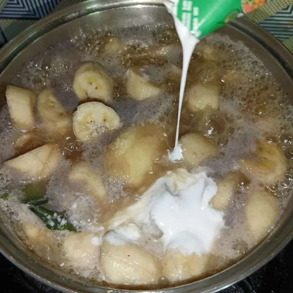 Menjelang matang, masukkan santan kental instan, aduk-aduk sampai kembali mendidih. Koreksi rasanya dan siap disajikan.