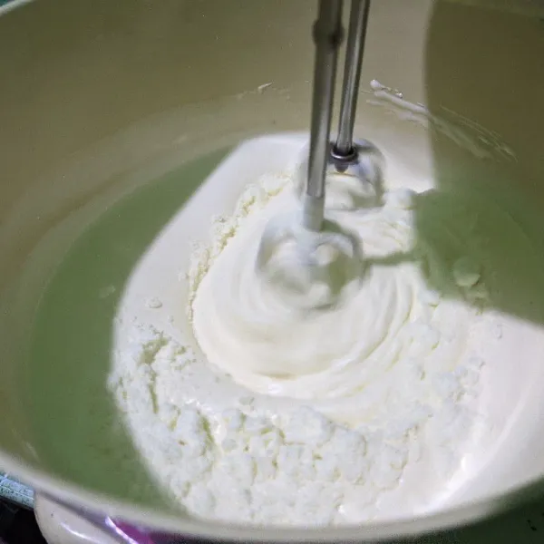 Masukkan susu bubuk dan tepung terigu secara bertahap dan diayak, mixer dengan kecepatan rendah.