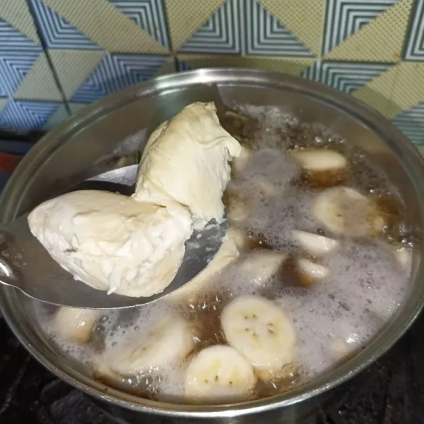 Tambahkan daging buah durian dan aduk rata.