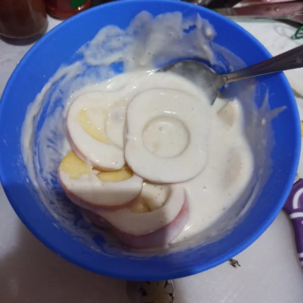 Beri gula pasir, garam dan vanili bubuk lalu masukkan apel.
