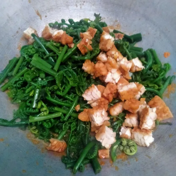 Masukkan irisan tempe goreng.