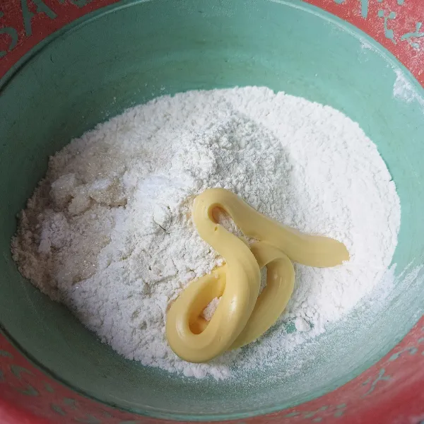 Campur tepung terigu, mentega, gula pasir dan garam.