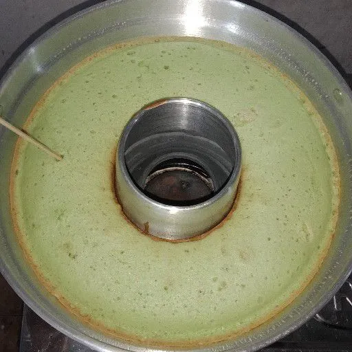 Jika sudah matang, angkat dan keluarkan kue dari pan