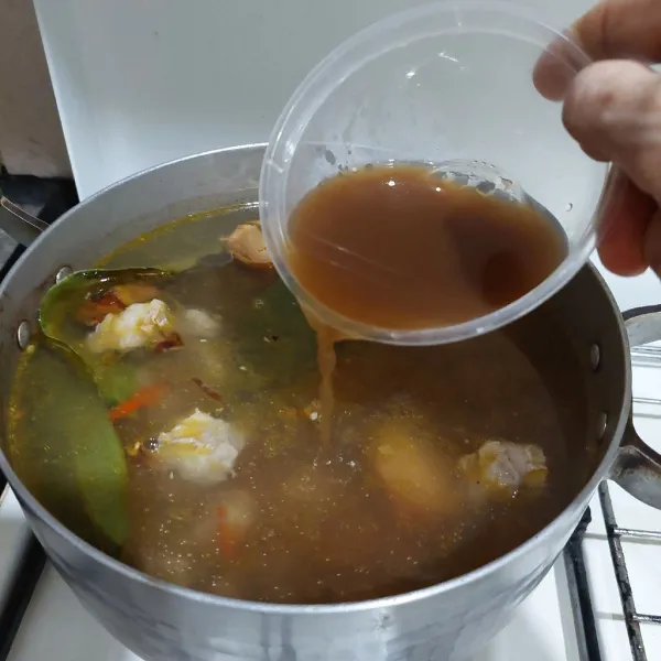 Masukkan air asam, masak hingga mendidih, koreksi rasa.
