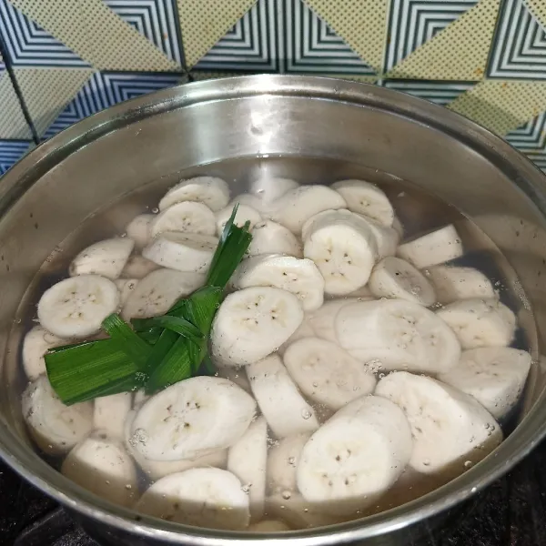 Setelah mendidih masukkan potongan pisang.