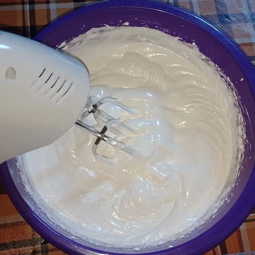 Mixer dengan kecepatan tinggi selama -+7 menit atau sampai kental berjejak