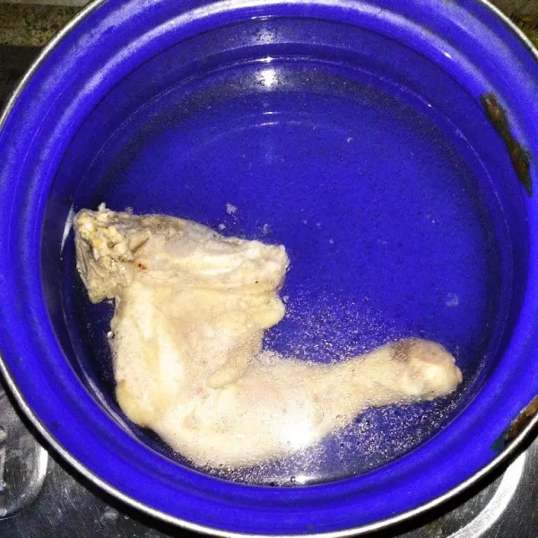 Rebus air hingga mendidih kemudian masukkan ayam.