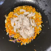 Masukkan ayam suwir lalu aduk-aduk.