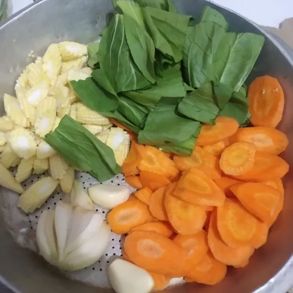 Potong-potong sayur, cuci bersih