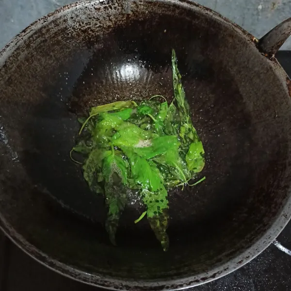 Cuci daun kangkung lalu panaskan minyak goreng dan goreng hingga kering.