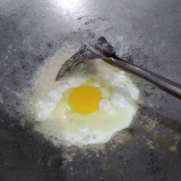 Kemudian masukkan telur, buat orak arik.