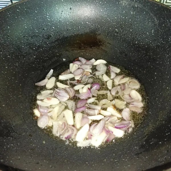 Tumis bawang merah dan bawang putih sampai harum dan layu.