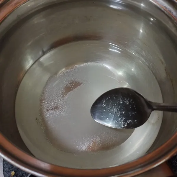 Dalam panci masak air, tambahkan gula pasir, garam, dan cuka. Masak sampai mendidih lalu matikan api.