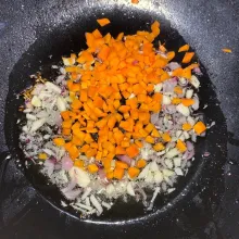 Masukkan wortel, masak sampai wortel layu.