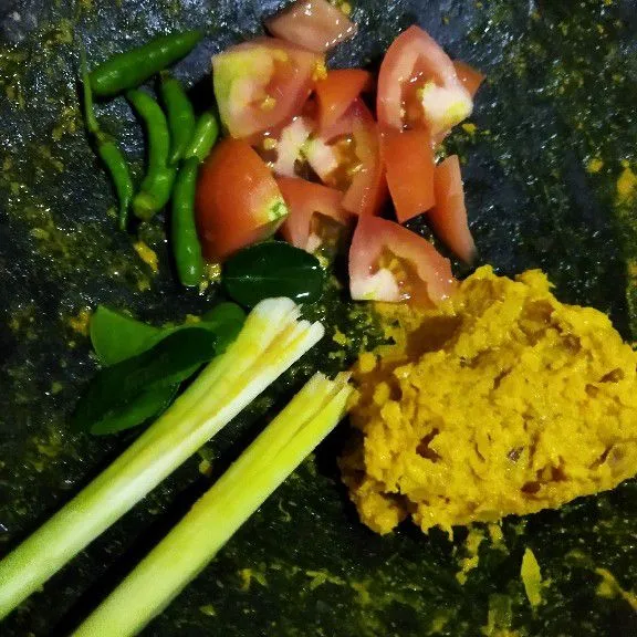 Siapkan bumbu halus