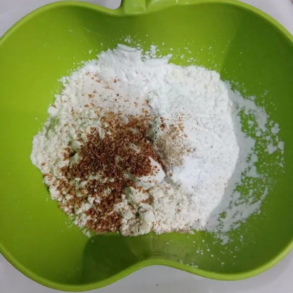 Campur terigu, tepung beras, garam, lada bubuk, bawang putih bubuk, baking powder dan kaldu bubuk udang